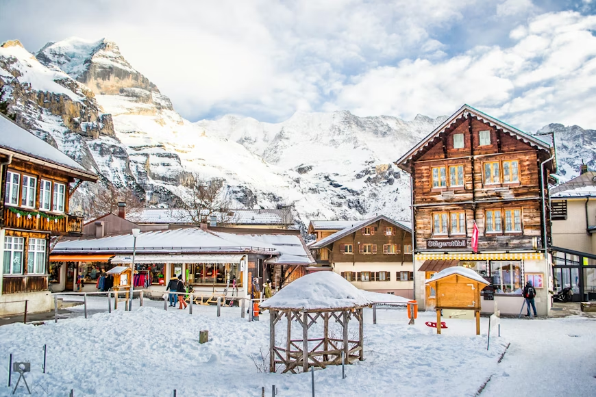 pueblo alpino cubierto de nieve en invierno en Suiza