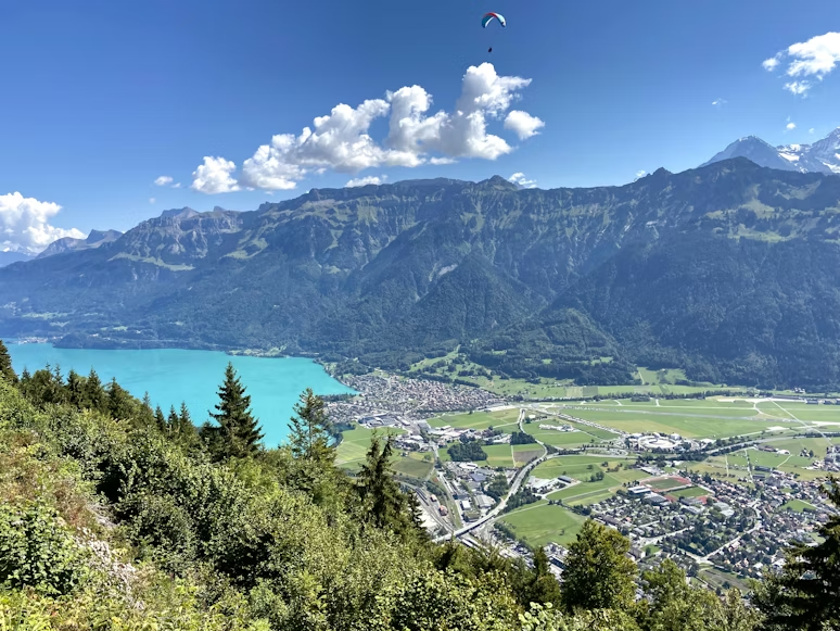 ruta de senderismo en los Alpes suizos junto a un lago de montaña