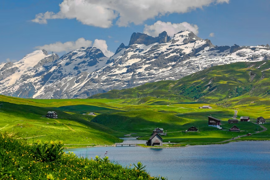 paisaje de los Alpes durante la mejor época para viajar a Suiza