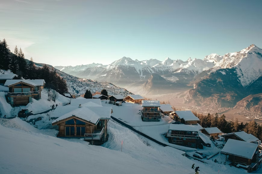 pueblo alpino cubierto de nieve en Suiza durante el invierno