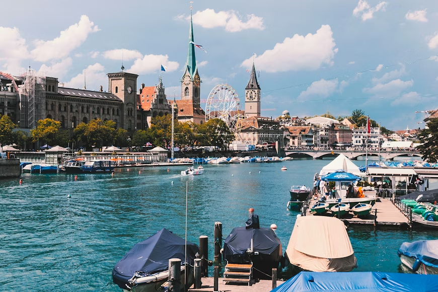 vista del centro histórico y el lago en Zúrich Suiza
