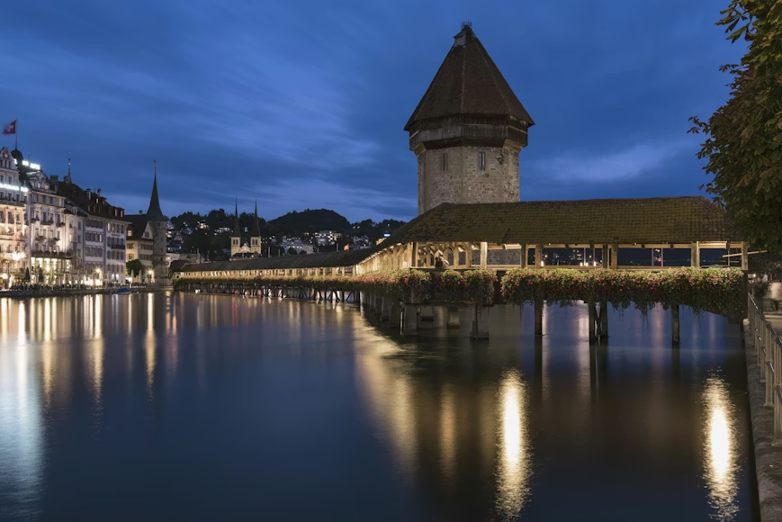 puente de madera Kapellbrücke en Lucerna junto al lago
