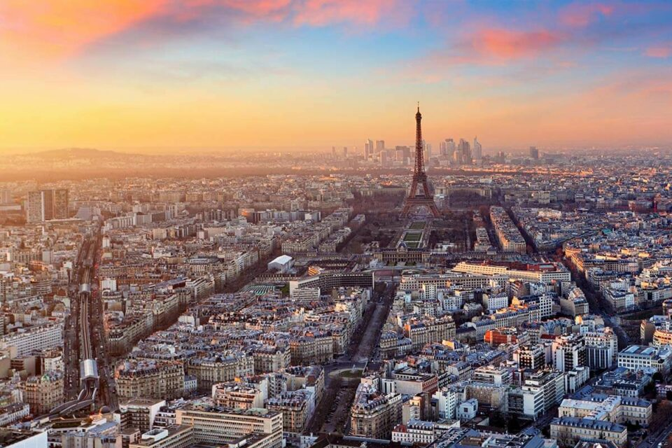 vista panorámica de París desde el Arco del Triunfo al atardecer
